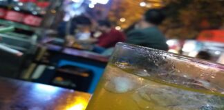 Trà đá – Thức uống quen thuộc và phổ biến của người Việt Nam Những quán trà đá ven đường cũng mọc lên như nấm sau mưa